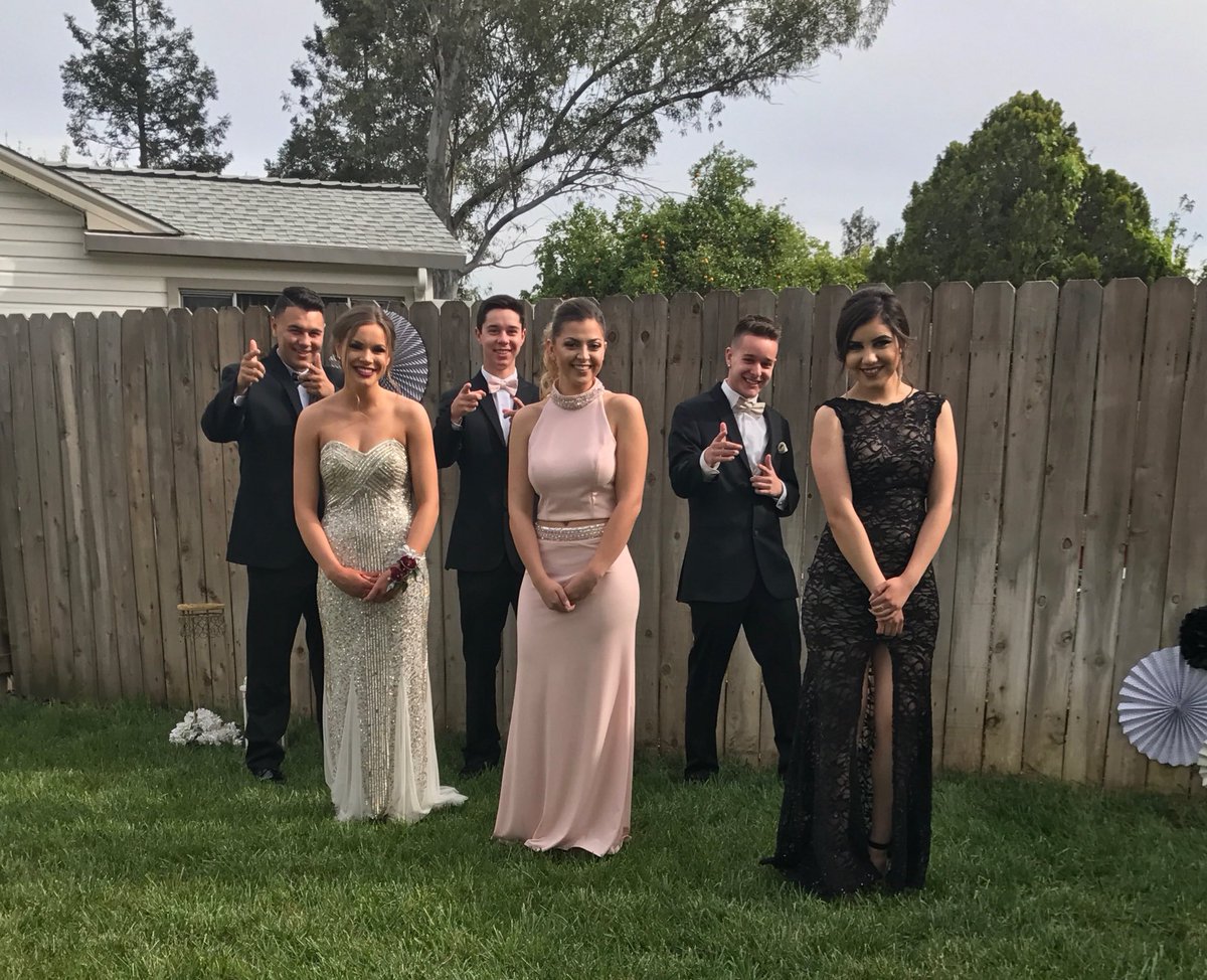 perlsss07's tweet photo. so many pics from yesterday😻 #prompromprom https://t.co/INMLmIMGpg