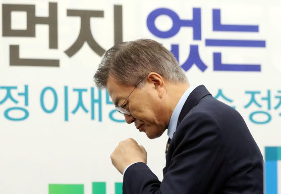 문재인 후보 유세차량, 오토바이와 충돌…오토바이 운전자는 사망 dlvr.it/Nvh0cK