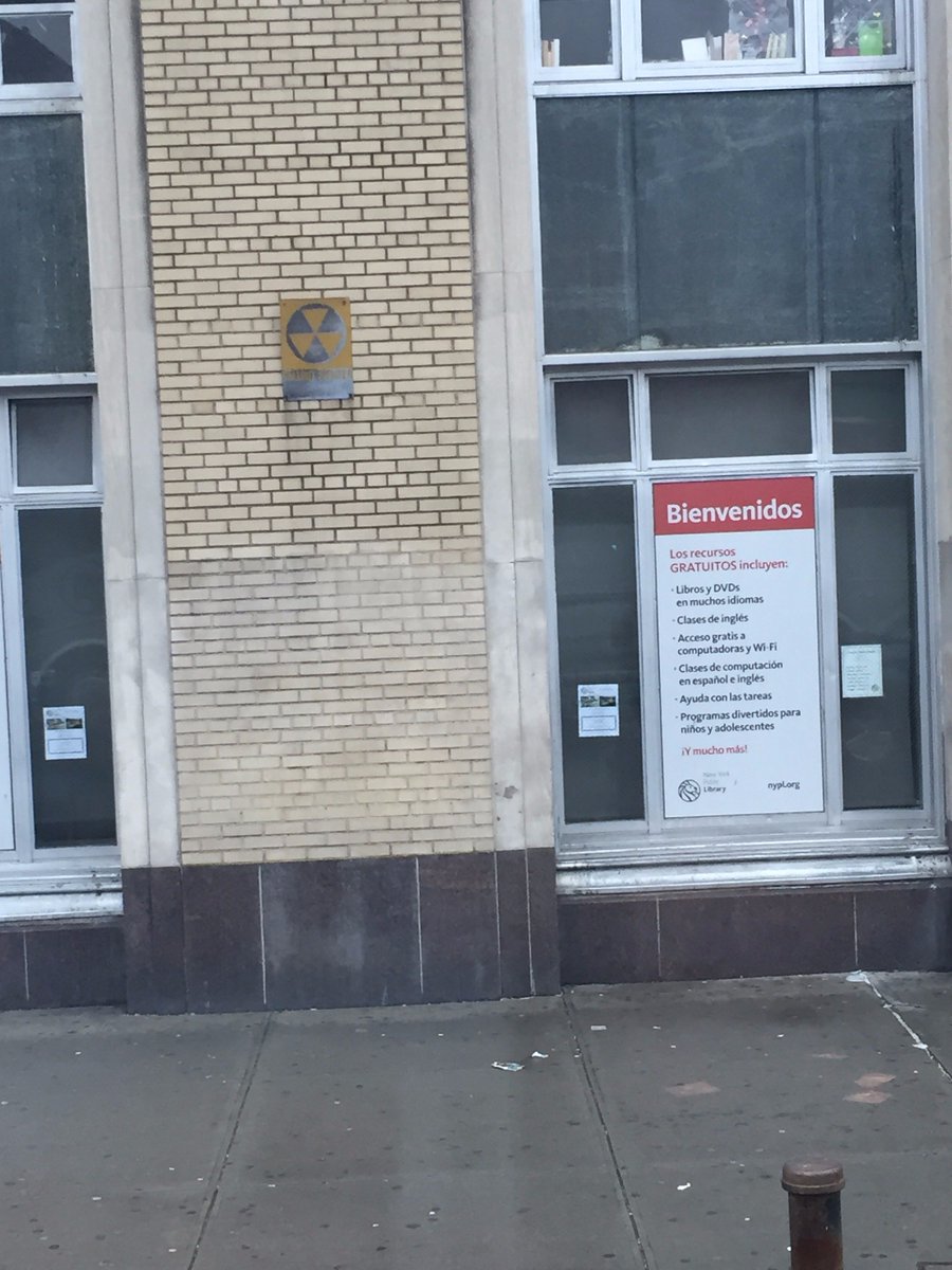 eag2194's tweet photo. Esta señal está fuera de una biblioteca en Broadway y 200th street. ¡La biblioteca ofrece muchas opciones a la gente! #protw17 https://t.co/MkE5MzXXMl