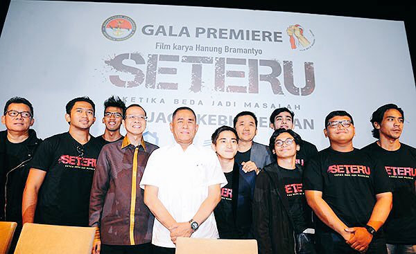 Kemhan_RI's tweet photo. Menhan menghadiri Gala Premiere film SETERU yang akan rilis serentak di seluruh Indonesia tanggal 27 April. Jangan lupa tonton ya! https://t.co/jw6XG0wWeY