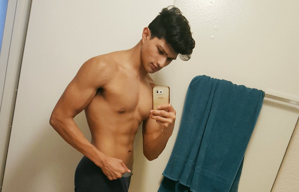 englaysh's tweet photo. Recent photo of @keishachu's boyfriend. https://t.co/WHScLtUlB5