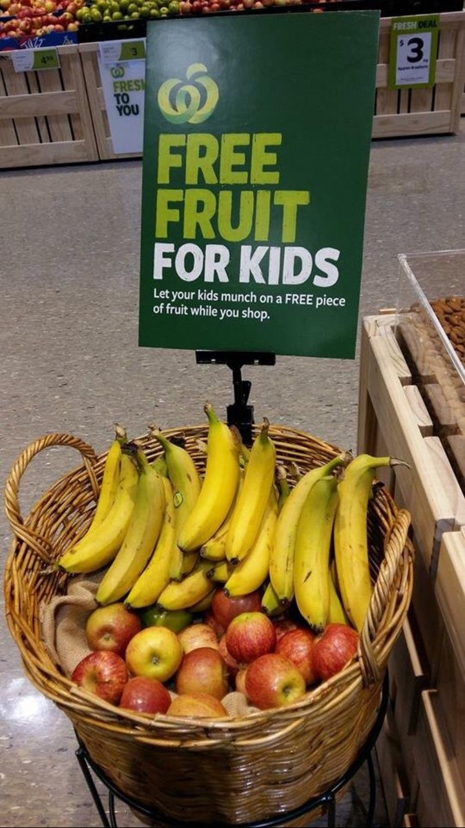 jebosseenGD's tweet photo. Une pratique qui se répand dans le monde : des fruits gratuits pour les enfants (c'est mieux que de les gaspiller hein) https://t.co/3h0vhbXaHA