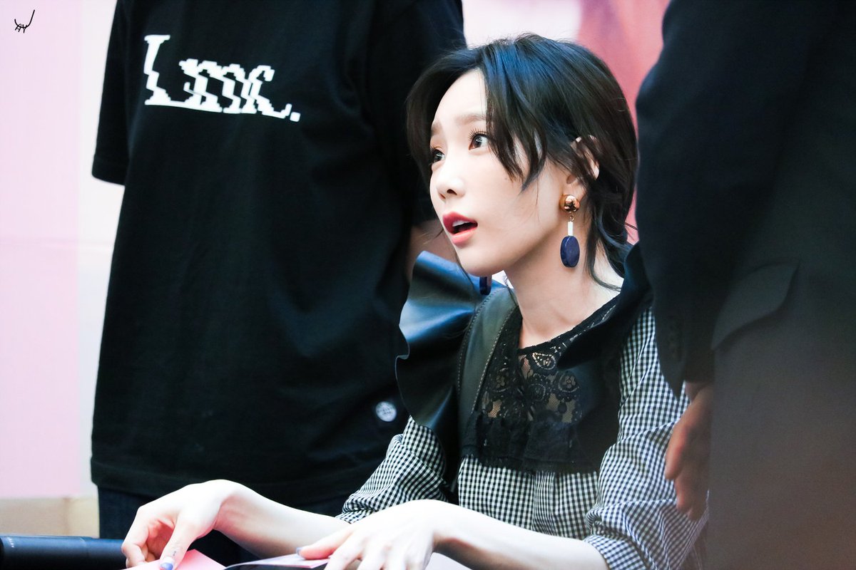 [PIC][16-04-2017]TaeYeon tham dự buổi Fansign cho “MY VOICE DELUXE EDITION” tại AK PLAZA vào chiều nay  - Page 3 C9m3tE8VYAA_4tf