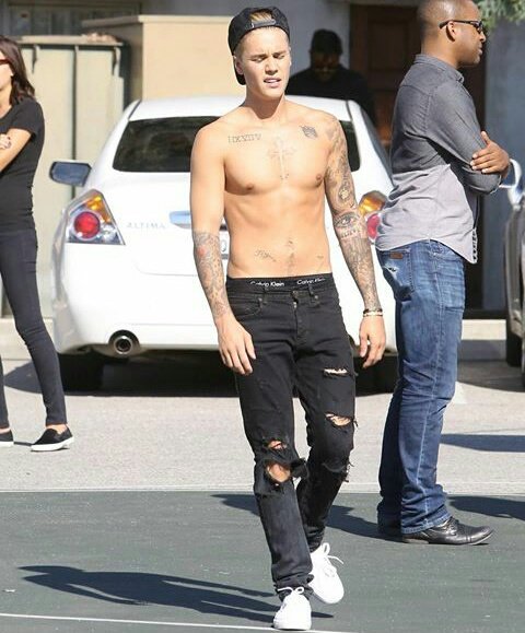 muffinn94's tweet photo. @justinbieber #GreeceNeedsJustinBieber https://t.co/rcQhLQ1icb