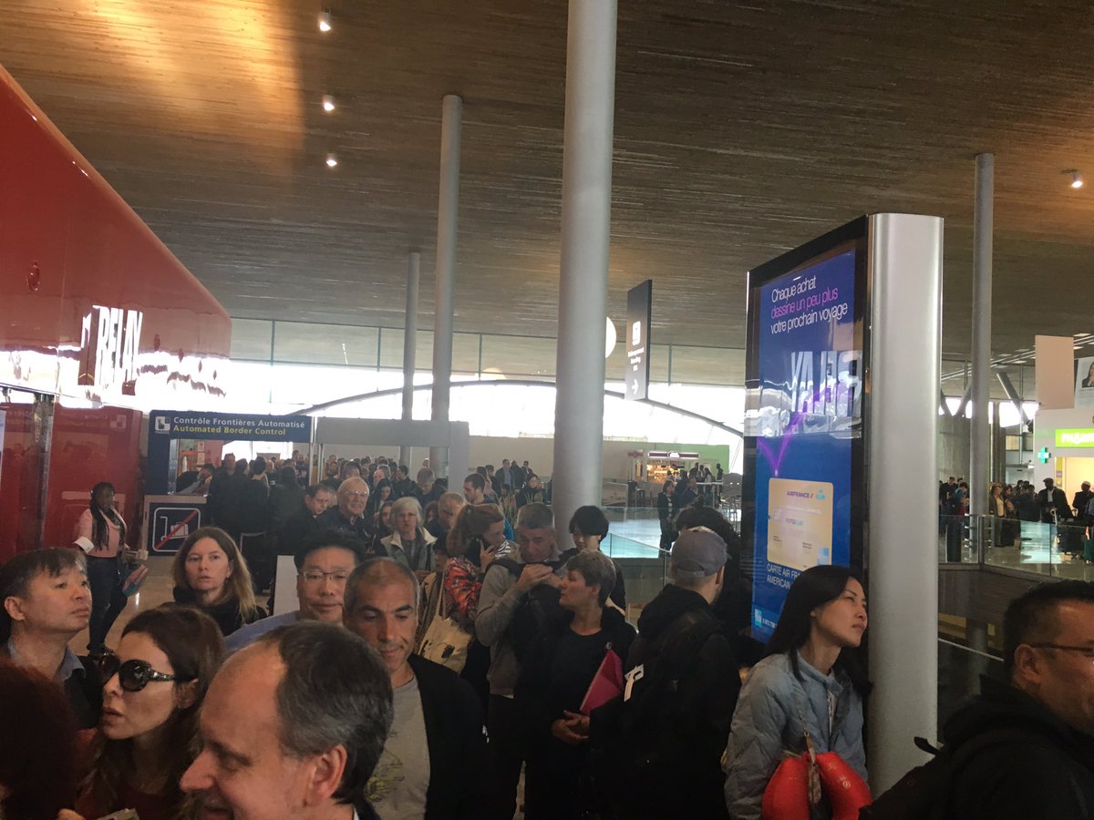 NicolasEscamez's tweet photo. #Parisairport #FrenchCustomborder 1000 passengers vs 3 police opened counters : headaches 1 - 0 French public service https://t.co/CLTOmetpo7