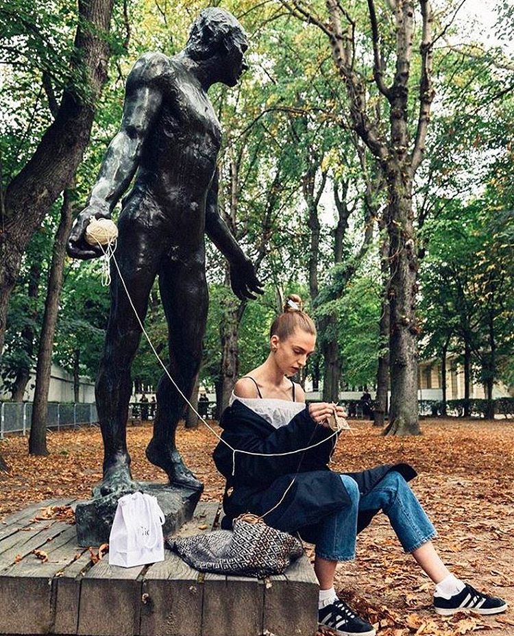 Du moment qu'il fait, rien de mieux que de tricoter dehors 🌿🌾🌞 
📷 Vogue
bit.ly/tricot-kits
