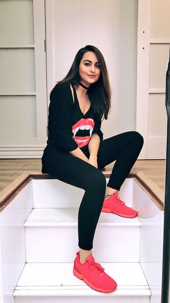 UCelebriti's tweet photo. #bollywood #actress #sonakshisinha https://t.co/JmoZJWFH0d