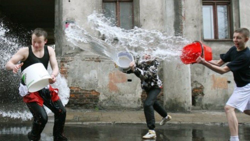 culture_pl's tweet photo. It's #EasterMonday... and in #Poland that means WATER FIGHT! https://t.co/hyhPWnGCEW @PLInst_London @PLinstStockholm @PLinBelgium https://t.co/wM5xUSAlZK