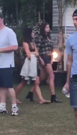 HereForEJCalder's tweet photo. Eleanor and Sophia yesterday at revolve's house! 

#EleanorCalder
#LouisTomlinson
#SophiaSmith
#Elounor
#Seleanor https://t.co/Ylr4KYlWeL