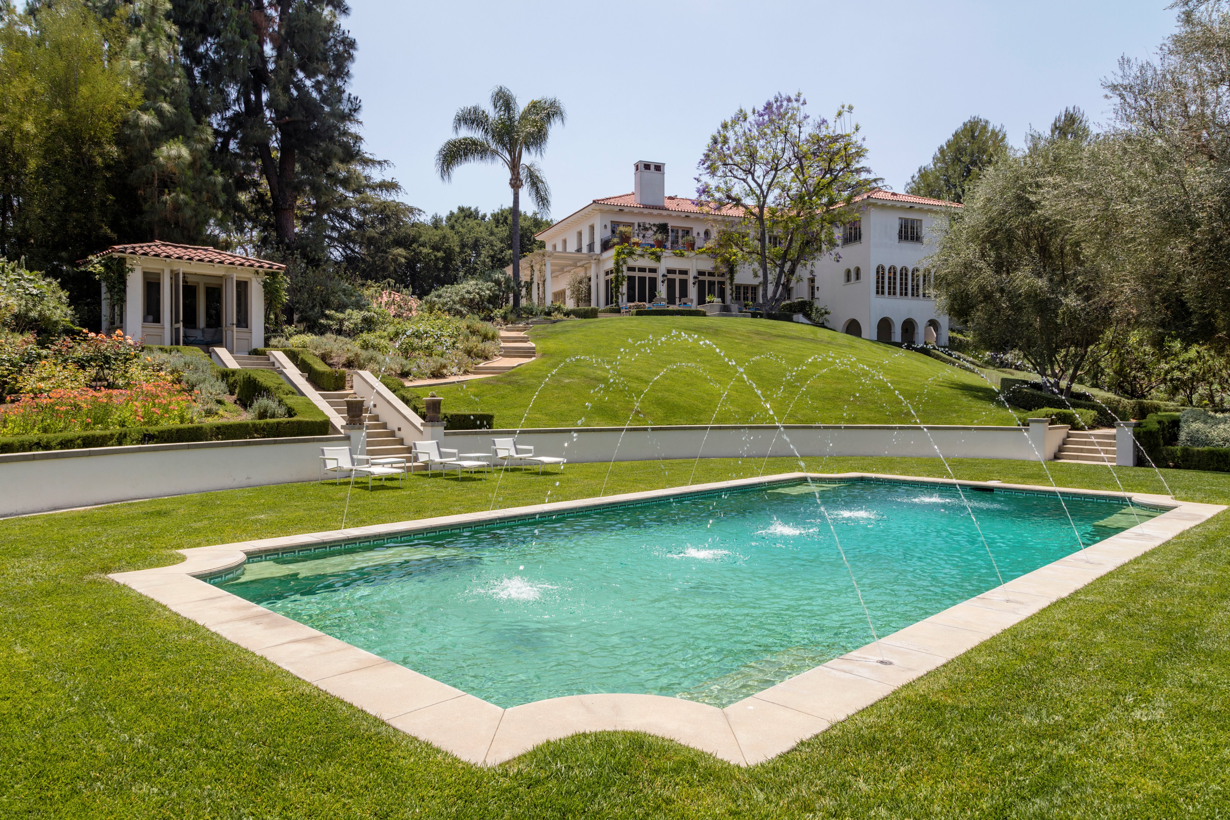 フロントロウ編集部 アンジェリーナ ジョリーが27億円の豪邸をお買い上げして その内部写真を入手しました とにかくゴージャスな内装と プールや噴水 そしてバスルームは10個もある超豪邸 T Co Hsm1r2ojnv Twitter