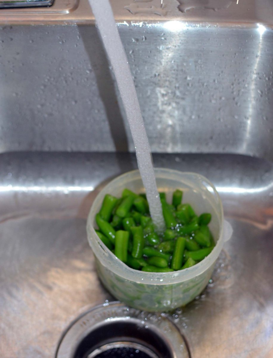 CaryosaUH's tweet photo. Si no descongelas alimentos debajo del agua, puedes ahorrar más de 15 l. cada vez que lo hagas #ahorragua #YoAhorroAgua https://t.co/jSSBN4kLLr