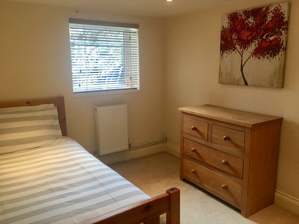 Barrakav's tweet photo. Various rooms available to rent immediately #salisburyarea #fullyfurnished #rentincludesbills https://t.co/xtysQ5Rwk2… https://t.co/CDO2QgTMJE