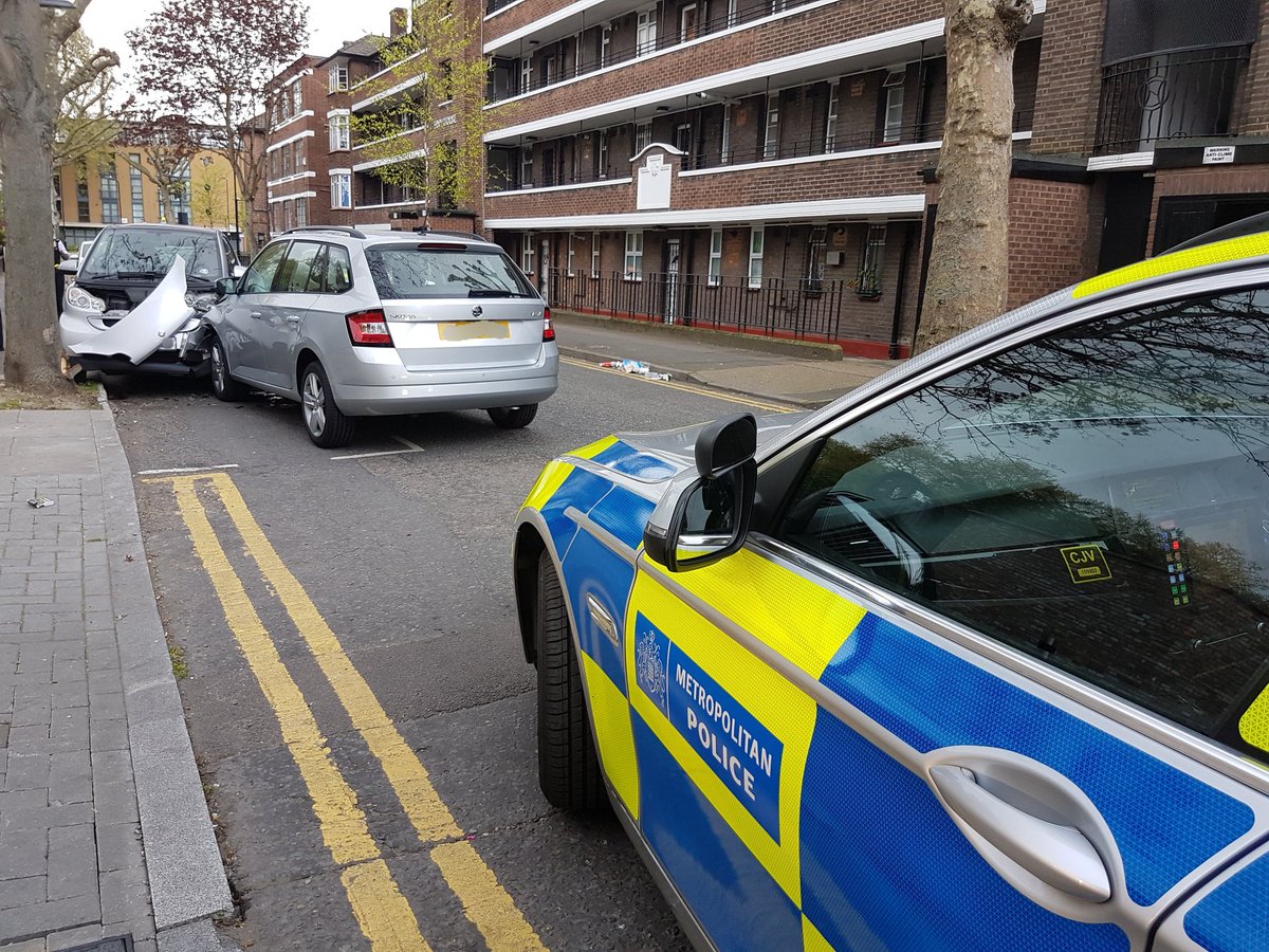 MPSHackney's tweet image. #ResponseE called to RTC where driver admits to being distracted by his phone satnav driver reported for offences. #putitdown #6points