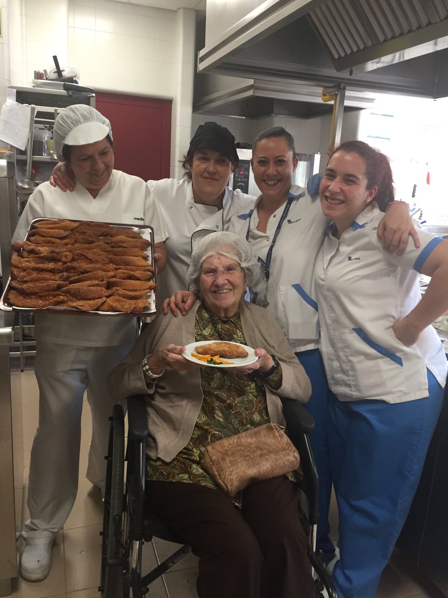 GrupoBallesol's tweet photo. Esta #SemanaSanta2017 nuestros residentes de Cerrado de Calderón han elaborado parte de los platos del menú de la semana #mayores #Málaga https://t.co/PIGMTglY2G
