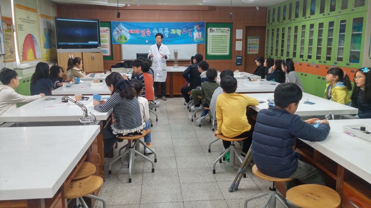#성남시 정수과 #수돗물과학교실 했어요~

초등학교에 방문하여 수돗물이 만들어지는 과정도 설명하고 

재미있는 실험도 잔뜩~!!

집중~하고 수업듣는 초림초등학교 학생들이 너무 예쁘네요~^^