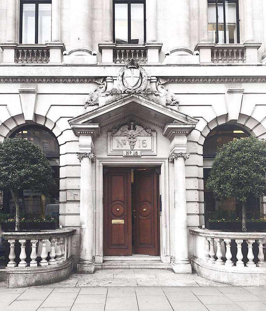 Londongramer's tweet photo. #StJames by @thelondonfoxx 🇬🇧❤ || #thisislondon https://t.co/uS6Pyehzmz https://t.co/32rfjk8GGw