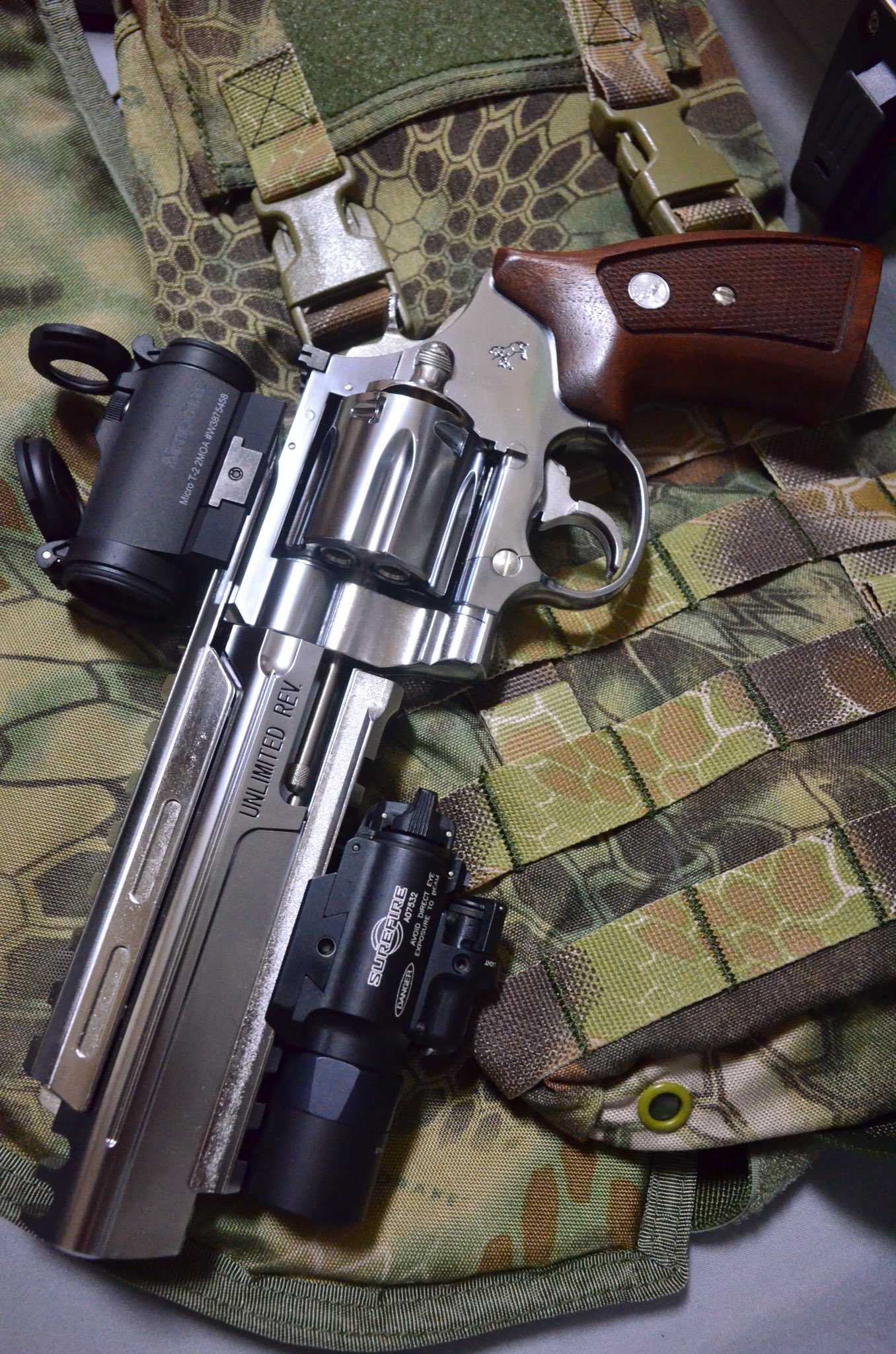 Wille 時代はリボルバー ๑ ڡ ๑ マルシン アンリミテッド リボルバー Xカートリッジ式6mmモデル 別売の木製グリップに換装 Surefire X400 Ultla Aimpoint Micro T 2装備 こんな銃でもちゃんとコルト社公認だからｗ T Co