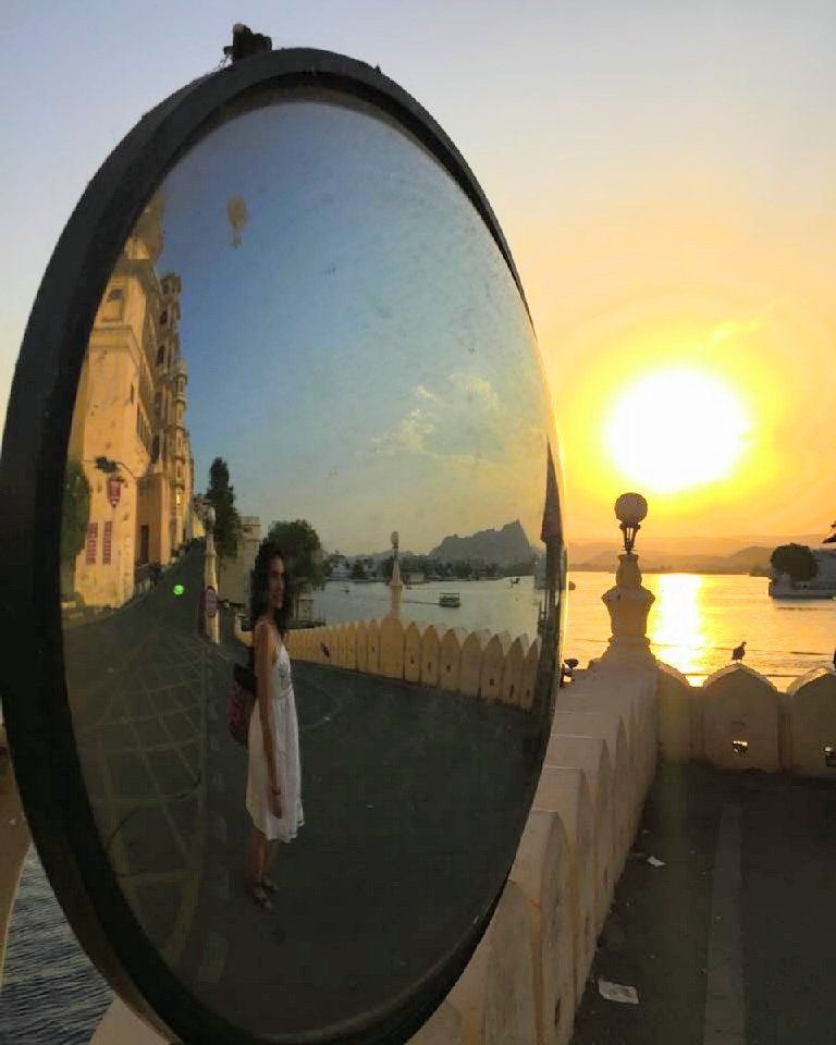 SonnalliSeygall's tweet image. Sometimes you don&apos;t need a caption... Just perspective.

#reflectingthoughts #allaboutperception #sunset #tbt #udaipur #sonnalliseygall