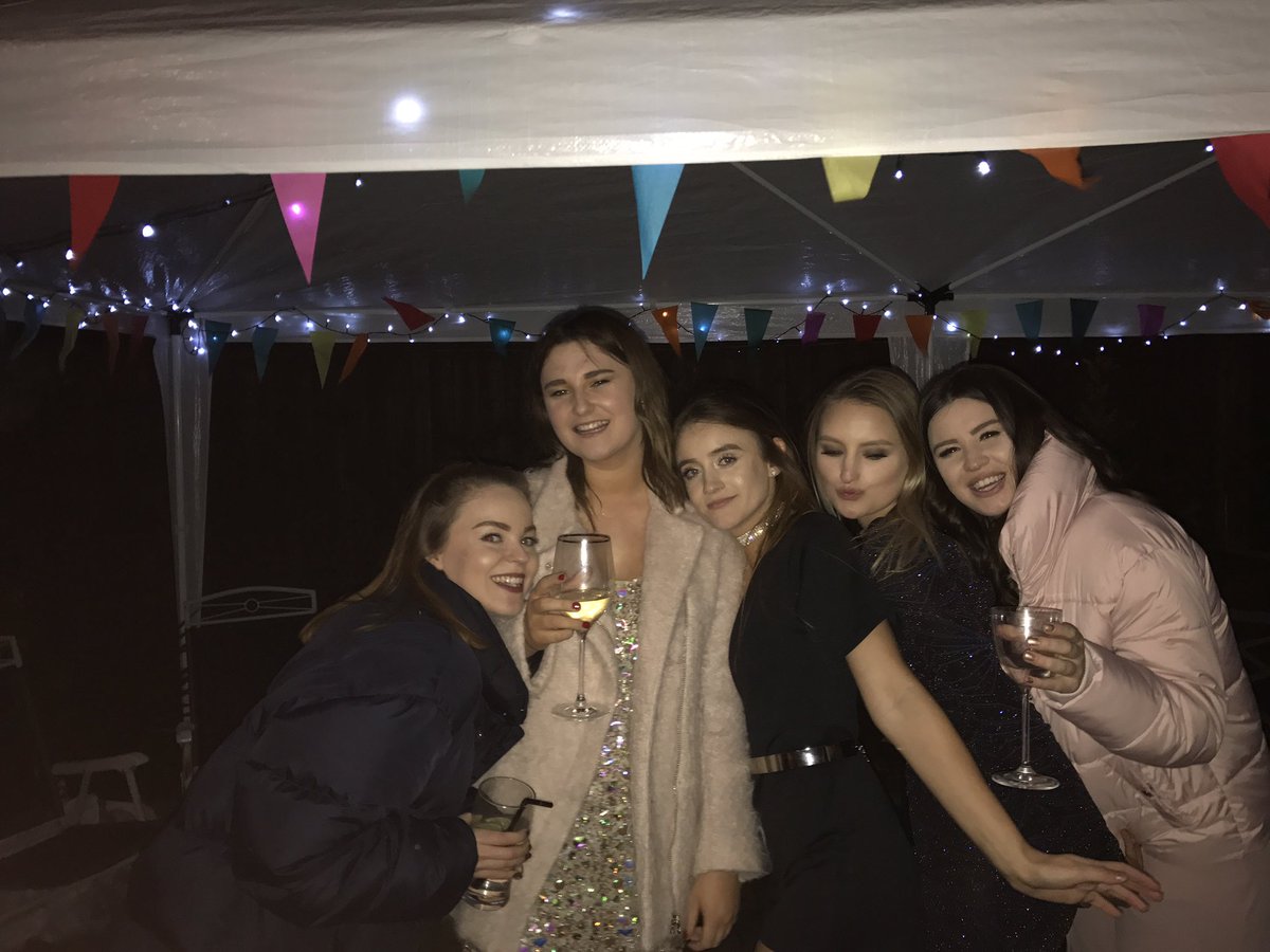 erry_0121's tweet photo. happy birthday lizzy!!! Have a lovely day, love you lots and lots!!!!!  💕💕@lizwhitworth4 https://t.co/7tSqV1UcK6