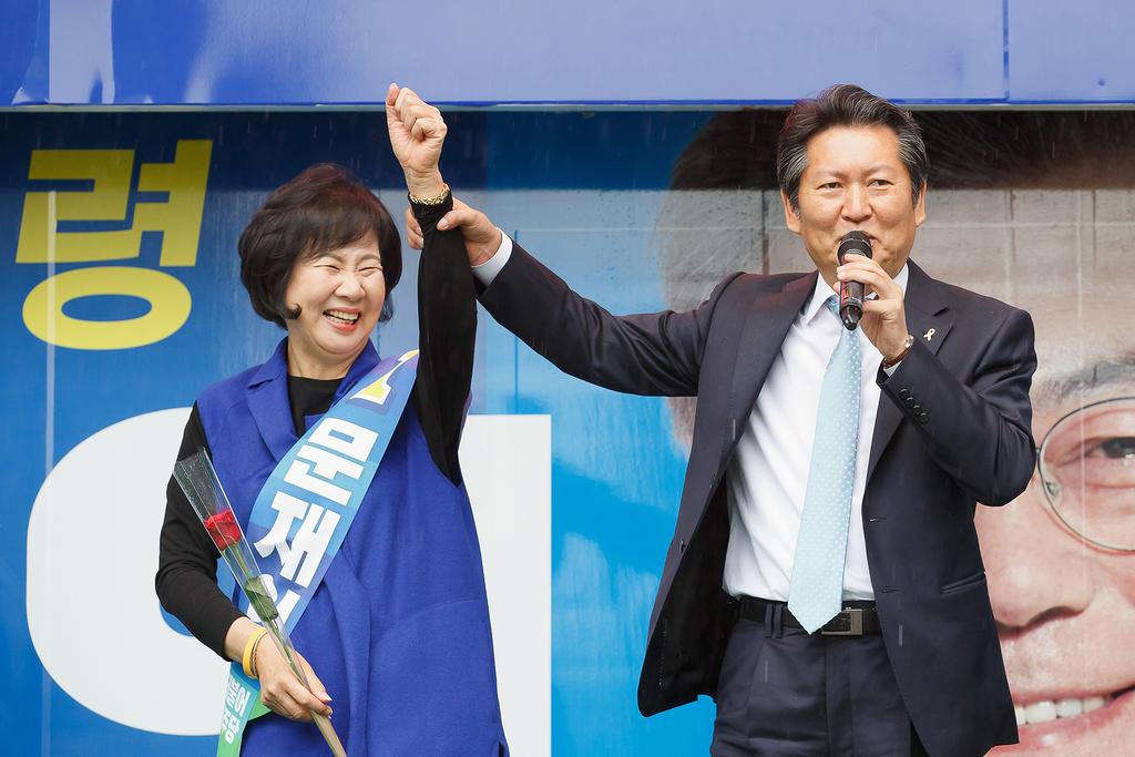 <정청래가 문재인입니다.>
작년에는 
정청래가 손혜원이고 손혜원이 정청래였습니다.
지금은 
정청래가 문재인이고 문재인이 정청랩니다. 

대한민국 새로운 대통령 기호 1번 문재인. 
동감하면 감동의 RT~