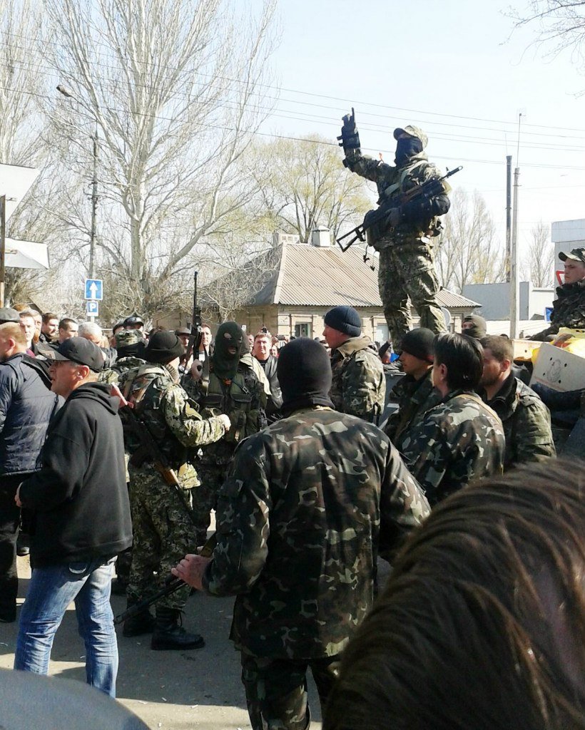 pamyat_v_kadrah's tweet image. Как всё начиналось на Донбассе

16 апреля 2014 года рано утром в Краматорск вошла колонна из 6 единиц бронетехники передового отряда 25-й...