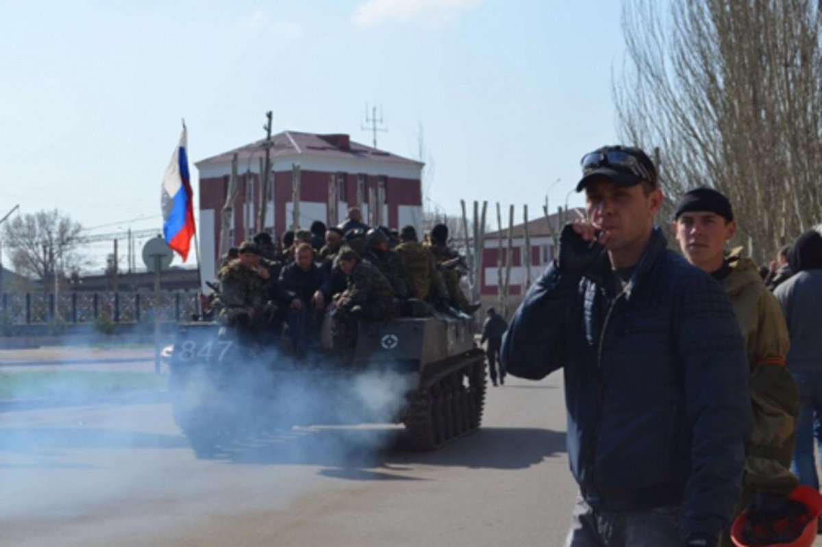 pamyat_v_kadrah's tweet image. Как всё начиналось на Донбассе

16 апреля 2014 года рано утром в Краматорск вошла колонна из 6 единиц бронетехники передового отряда 25-й...