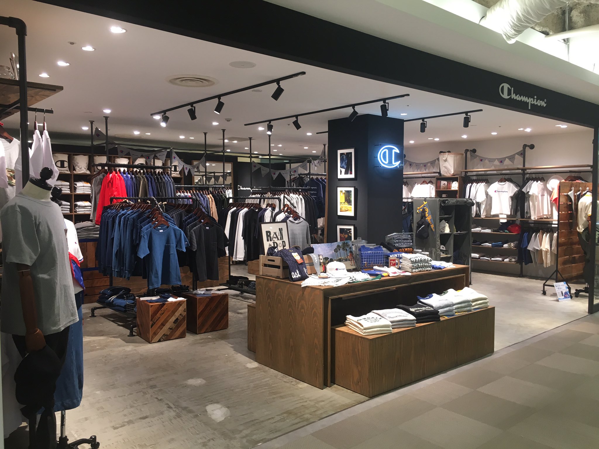 名古屋parco 名古屋パルコ 南館4f チャンピオン 名古屋パルコ限定ショップの チャンピオン ポケットの迷彩柄がポイントのtシャツが人気です T Co Kitpru5sbc Twitter