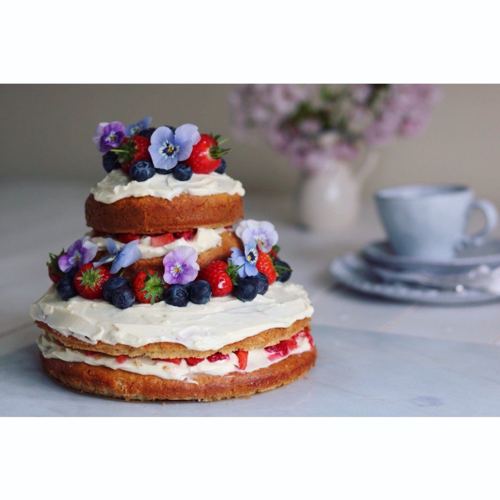 GoodFoodBee's tweet image. Easter cake made for my mum, based on #cakerecipe by @lorrainepascale #eastercake #edibleflowers #cakerecipes
