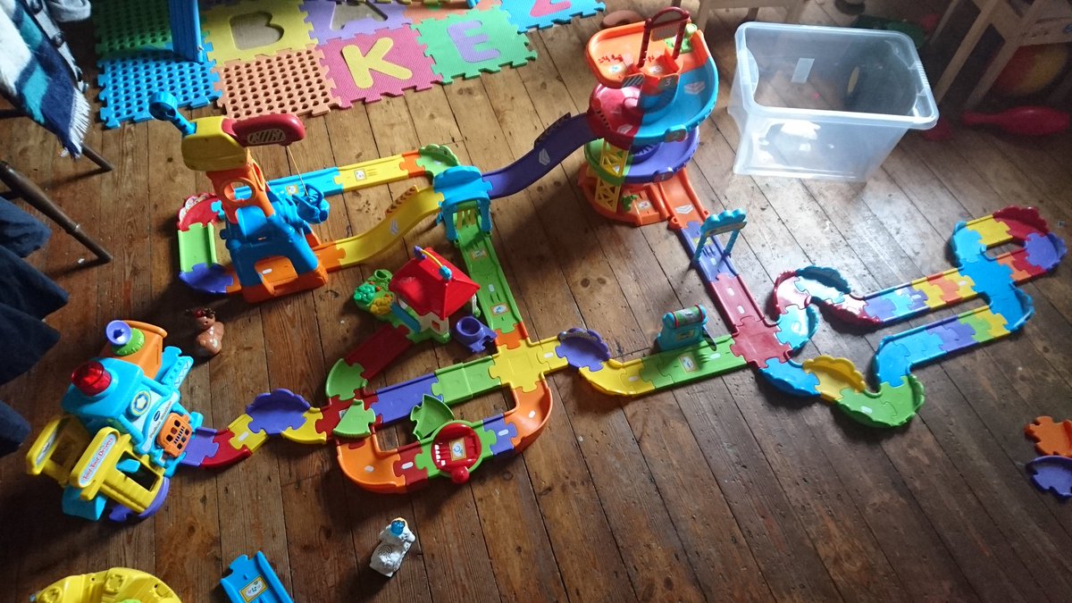MrS_Primary's tweet photo. Who needs to plan when you can build this?? #teacherproblems #lastdayofeaster #teacher5aday https://t.co/7lYz7czCPc
