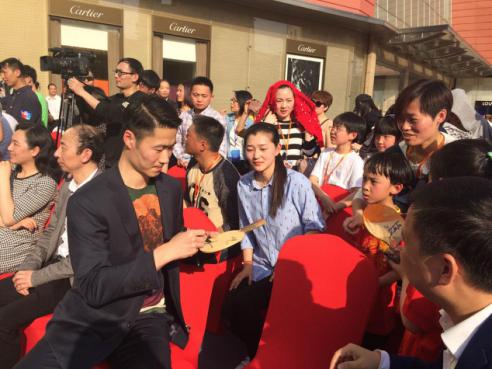 WuxiCity's tweet photo. Olympic champions #WangLiqin and #MaLin appear at #Wuxi #Yaohan to promote “Happy #TableTennis” culture. #ittf https://t.co/C2AviemBF8