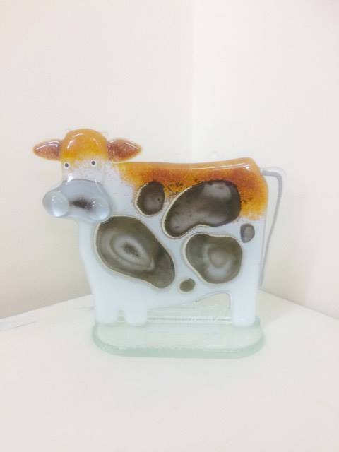things_quirky's tweet photo. Fused glass cow available on our website #r4today #fussedglass #EasterMonday #bankholidaymonday #HappyEaster #mondaymotivation #MondayBlogs https://t.co/XcBY6aiFS5