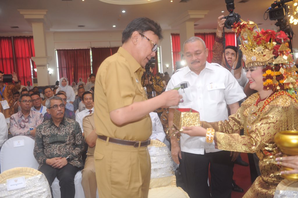 AgusfotoSumsel's tweet photo. Mendagri RI @Tjahyo Kumolo bersama Gubernur Sumsel @alexnoerdin membuka Musrenbang RKPD Sumsel Thn 2017 di Hotel Swarna Dwipa Palembang https://t.co/Vrfqg2F2Sh