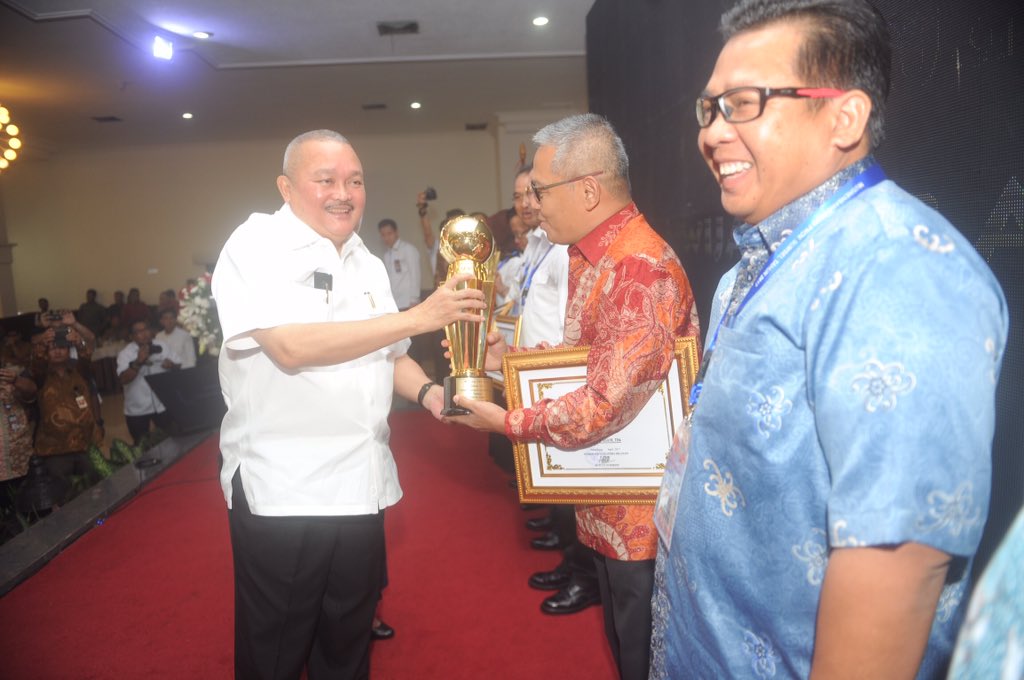 AgusfotoSumsel's tweet photo. Mendagri RI @Tjahyo Kumolo bersama Gubernur Sumsel @alexnoerdin membuka Musrenbang RKPD Sumsel Thn 2017 di Hotel Swarna Dwipa Palembang https://t.co/Vrfqg2F2Sh