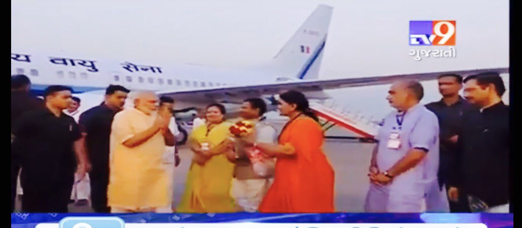 ShiroyaAsmita's tweet photo. Welcoming our honourable PM SHRI NARENDRA MODIJI TO Surat https://t.co/xiCGQ2iniB