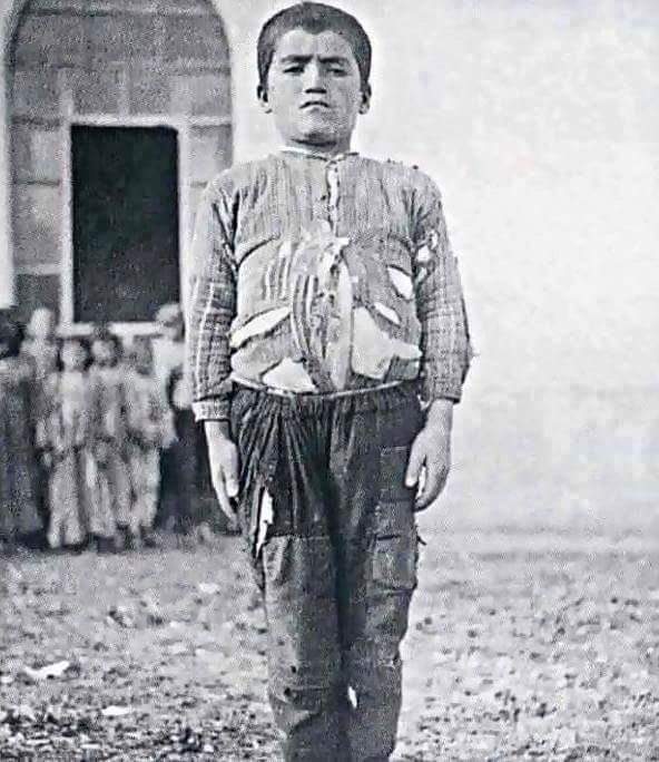 Köy Enstitüsü'ne kaydolmaya gelen bir öğrenci. Atatürk'ün de dediği gibi "Cumhuriyet, kimsesizlerin kimsesidir."