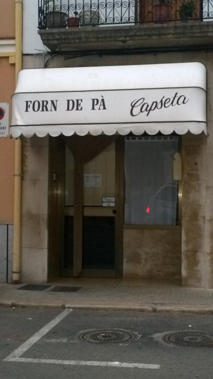 Forn de pa CAPSETA, des de l?any 1924, tres generacions de forners han fet possible fent pa fet al forn de llenya.goo.gl/ePM7Rw