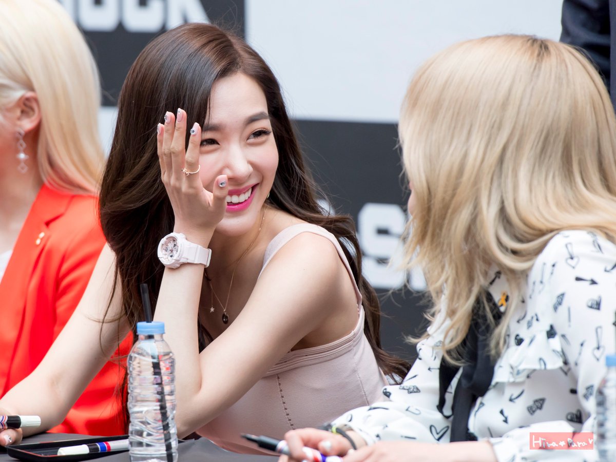 [PIC][16-04-2017]TaeYeon – Sunny – Tiffany – HyoYeon và SooYoung tham dự buổi Fansign cho “G-SHOCK CRAZY TOUGHNESS” vào chiều nay - Page 7 C9n0lPFUIAAmS0U