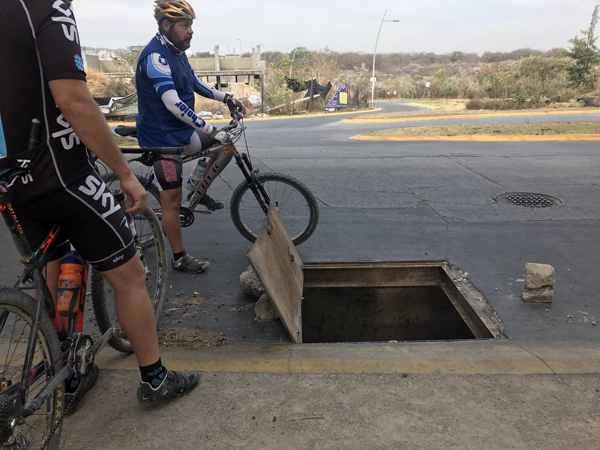 burritopp's tweet photo. @Trafico_ZMG @MovilidadJal @siapagdl alcantarilla sin tapa enorme en Río Blanco a la esquina de alta vista, la tapa está por dentro urge urg https://t.co/oJeS70ZrHq