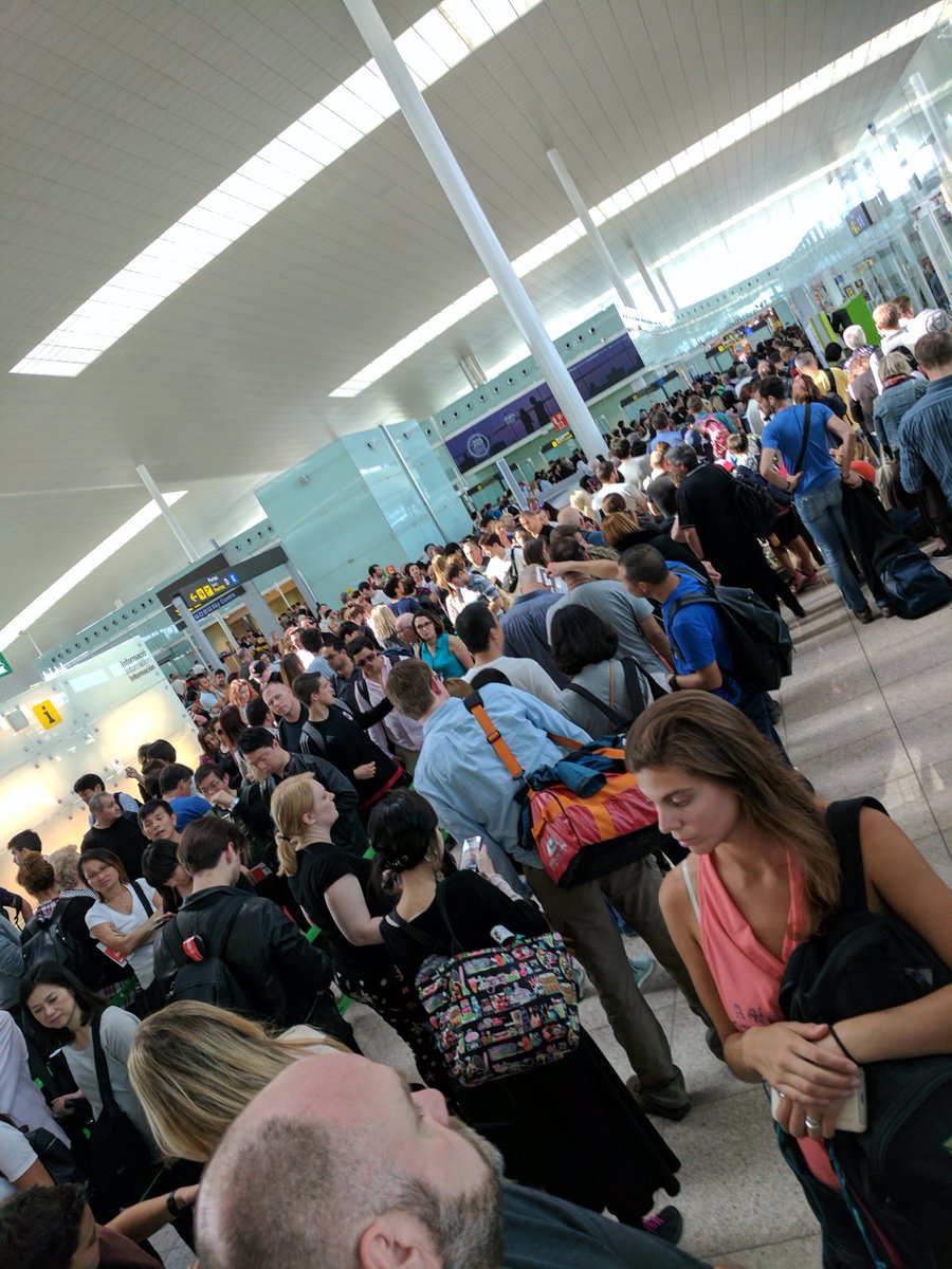 freeranger_'s tweet photo. Warning if you're​ flying from Barcelona airport today. Shocking queue system and only 2 passport staff. Give yourself 10 hours instead of 2 https://t.co/AhVLrUzhxm