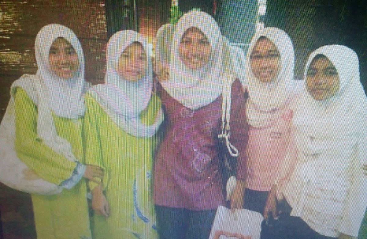 anatieismail's tweet photo. 2008. Konfiden tu penting. La ni mmg dak la nk pegang tudung putih 😂😂 #majortrobek #gengtidoq #genghingaq #smj https://t.co/Zqch5U9Iss