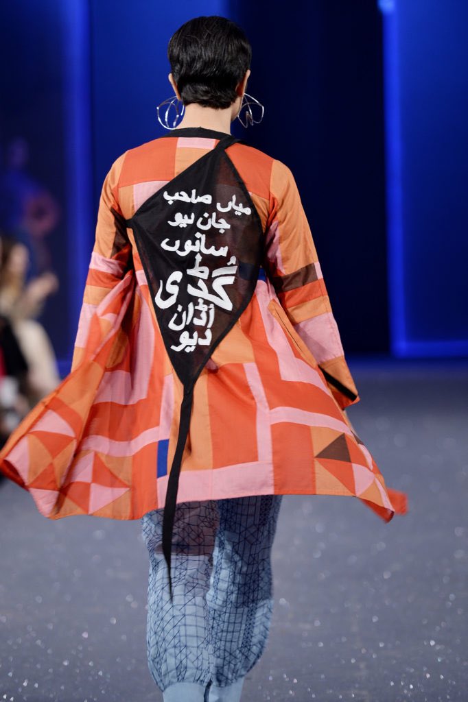 mangobaaz's tweet photo. This Pakistani Fashion Brand Tried To Make A Political Statement At #PSFW17 But Unka Bo Kata Ho Gaya: https://t.co/cn7nCEDrxr https://t.co/92CZTBpYTi