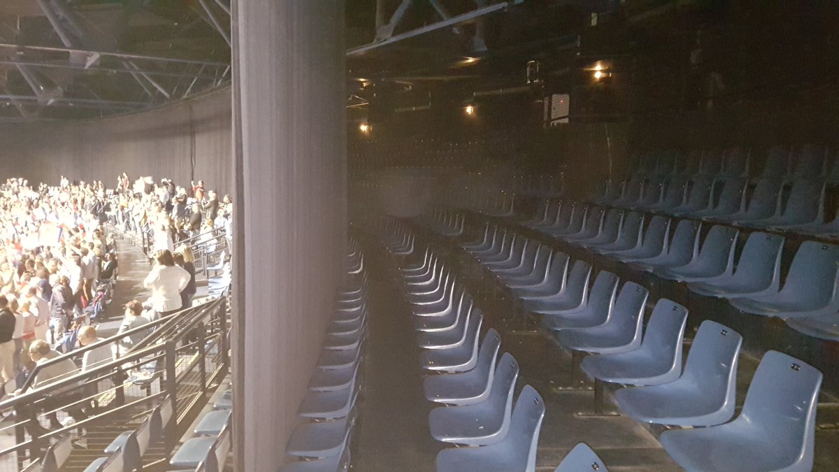 PaulAveline's tweet photo. Le meeting #FillonNice affiche complet. Sauf derrière les rideaux. https://t.co/rLcszp0Me0
