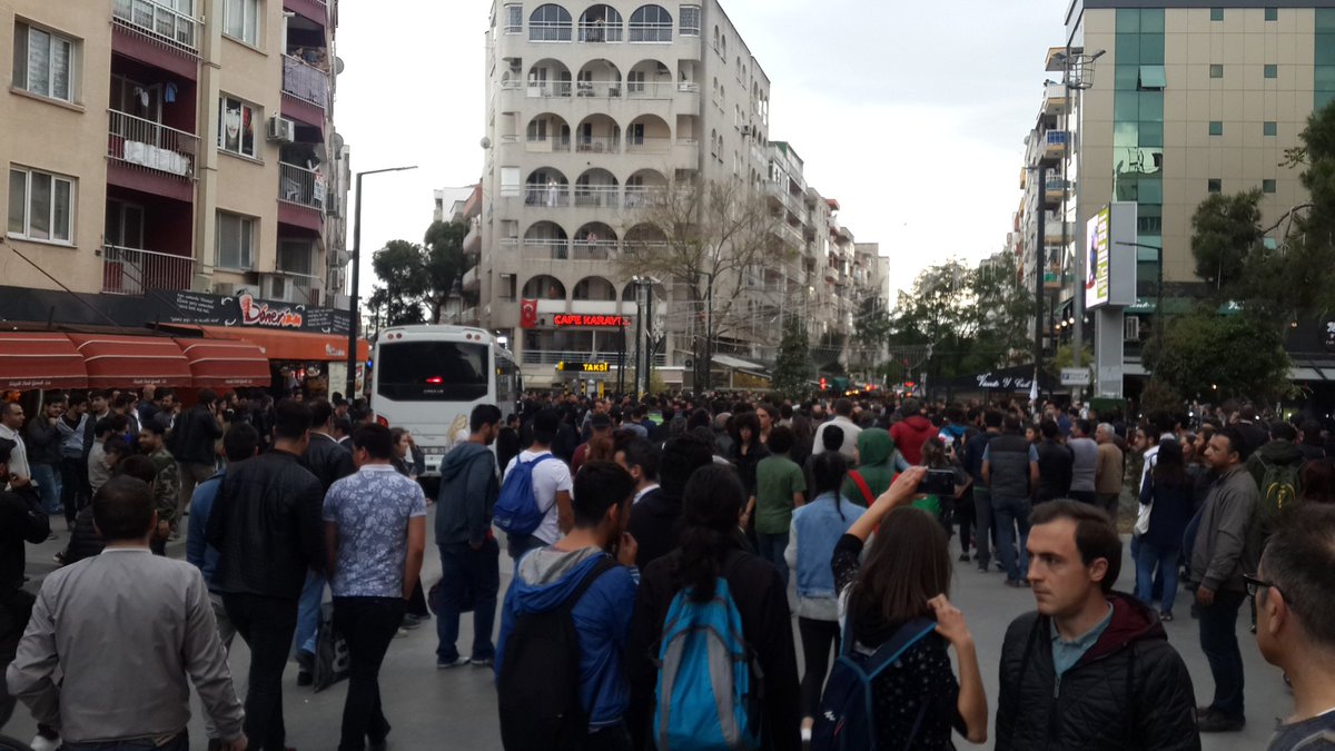 İzmir Bornova Küçükpark'ta polis öğrencilern üzerine yürüyor.
Seçimi hileyle aldılar. İtiraza zorbalk yapacaklr <a href="/eczozgurozel/">Özgür Özel</a> <a href="/aykuterdogdu/">Aykut Erdoğdu</a>