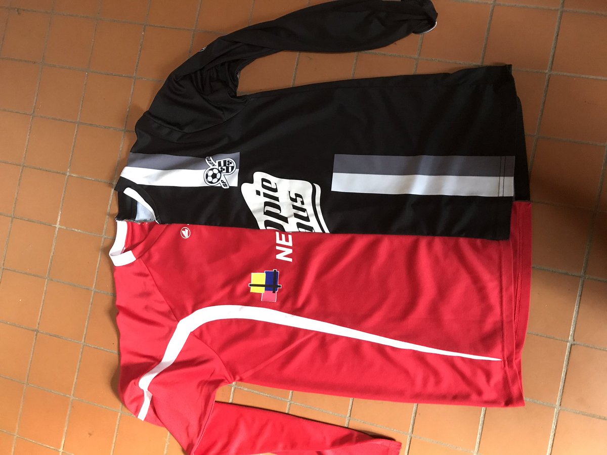 Als burgemeester sta je uiteraard boven de (voetbal)partijen. Dank <a href="/sportclubneede/">Sportclub Neede</a> en <a href="/VVLochuizen/">VV Lochuizen</a> voor het unieke shirt &amp; de wedstrijd