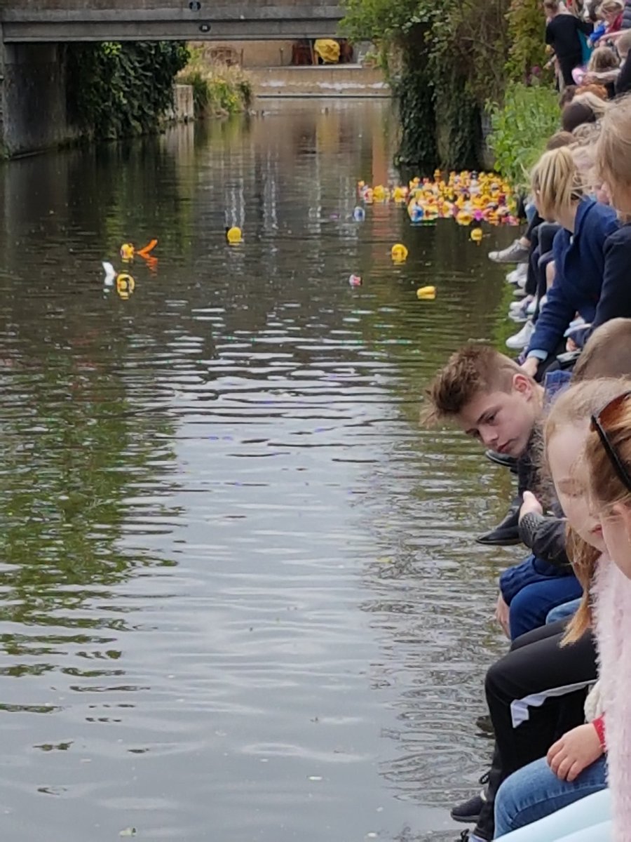 SyCharlton_Afc's tweet photo. & @ the halfway stage we have a tide problem but we have a few out in front!!
#duckrace #duckinggoodfun @OldBargeDuchess https://t.co/uFZRYyqNJr
