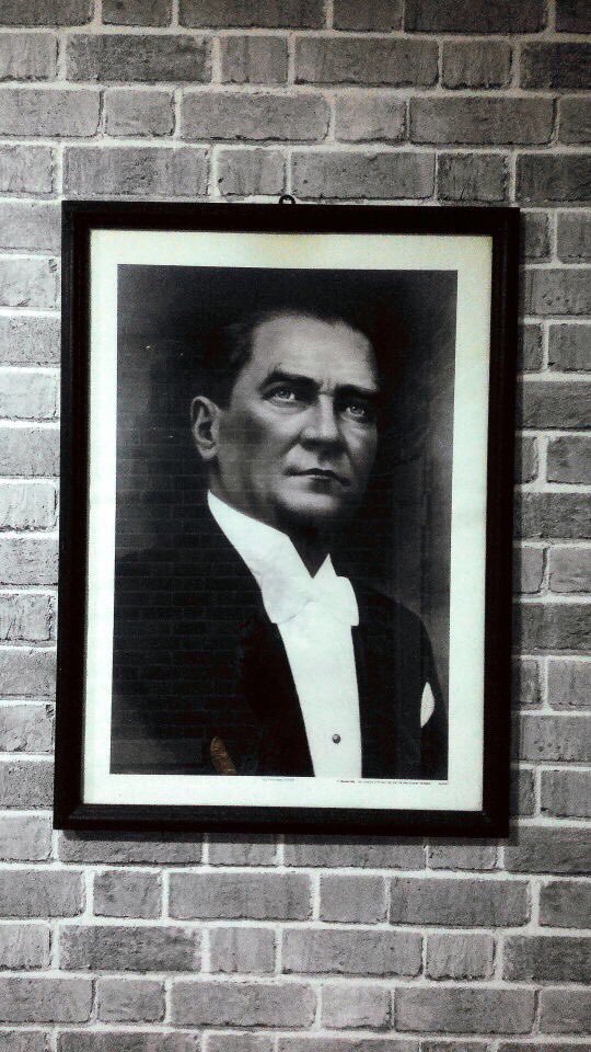 senalyss's tweet photo. Mustafa gurur, Kemal onur, Atatürk şereftir.
SonsuzaKadar Atatürk https://t.co/yvJoGzTku5