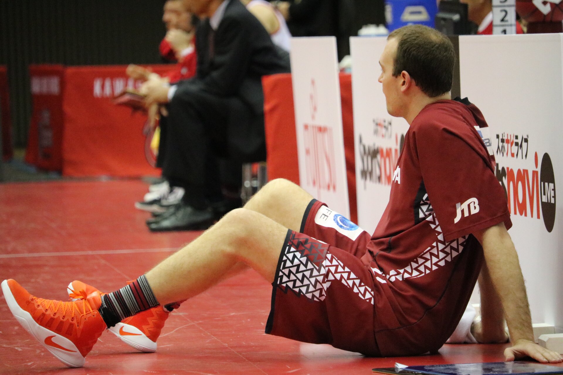 Twitter पर Sak やっぱりかっこいいニック様 オレンジバッシュも似合っちゃう 意外と派手派手なバッシュ履くよね 川崎ブレイブサンダース Nickfazekas ニックファジーカス