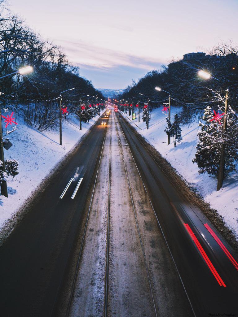 Ekibimiz dünyanın dört bir yanında, her koşulda, durmaksızın çalışıyor./Our team works all over the world, all the time, without stopping.