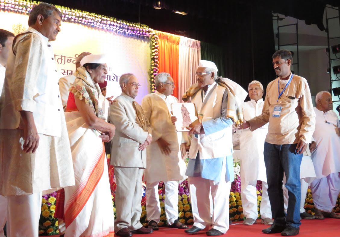 airnewsalerts's tweet photo. Patna: Prez #PranabMukherjee felicitated freedom fighters on the occasion of centenary celebration of #ChamparanSatyagraha
#AIRPics: K.K Lal https://t.co/QG5SilMlMD