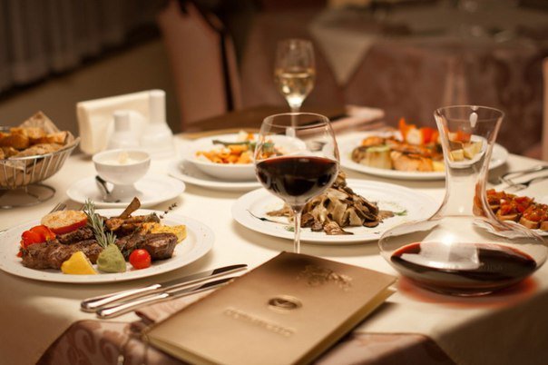 Ресторанный столик. Зарезервировать столик в ресторане. Можно забронировать столик в ресторане. Можно забронировать столик в ресторане. Кафе бар поляна.